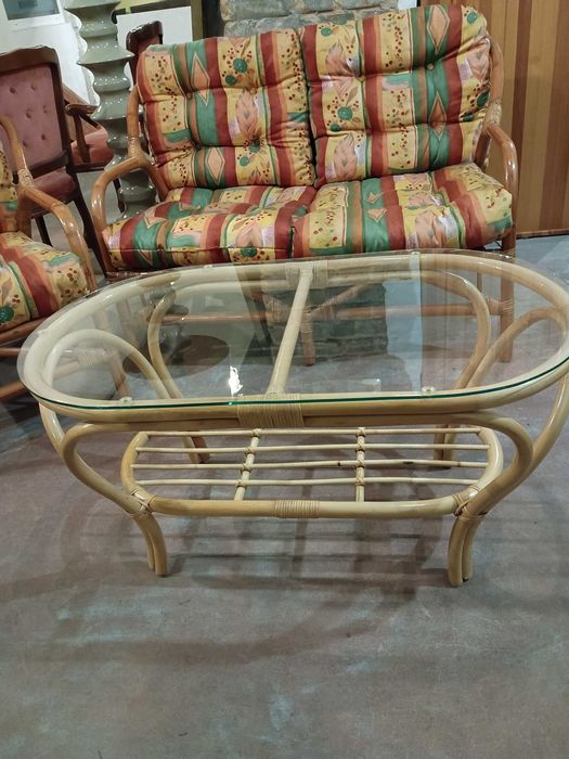 Sofa rattan z fotelami i ławą