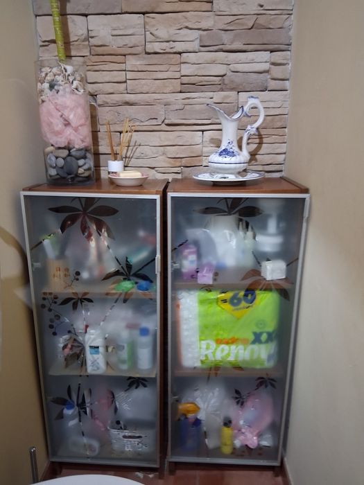 Movel com 3 parteleiras,e porta em vidro