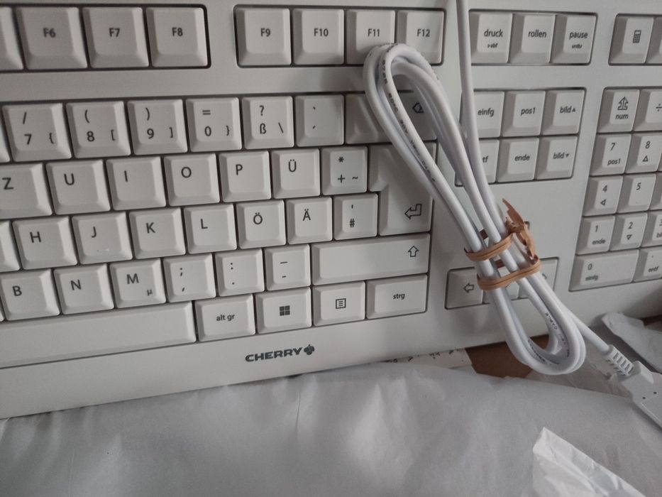 Nowa Biała klawiatura oldschool na kabel