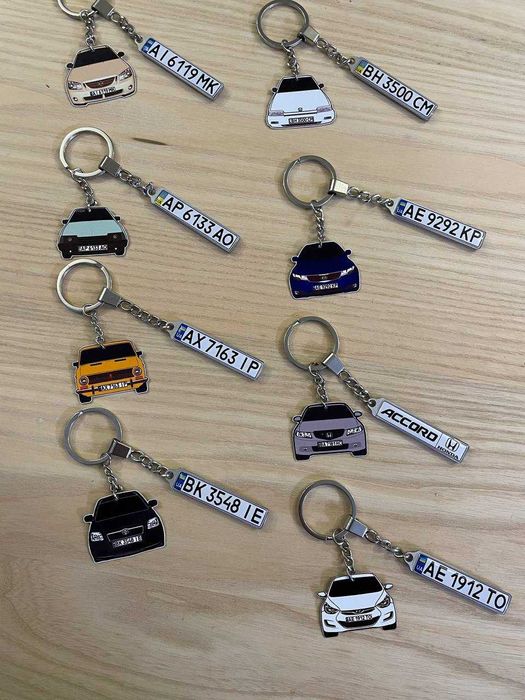 Брелок з номером та моделю машини