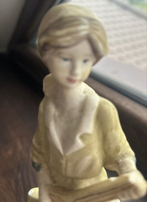Figurka porcelanowa dziewczynki z gitarą