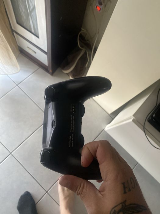 PS4 Slim 1TB + GTA V + 2 Comandos (1 original)