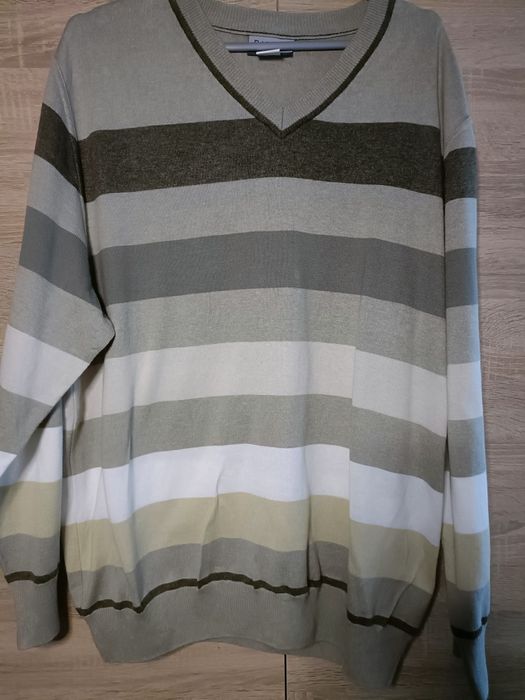 Oliwkowo zielony sweter w paski