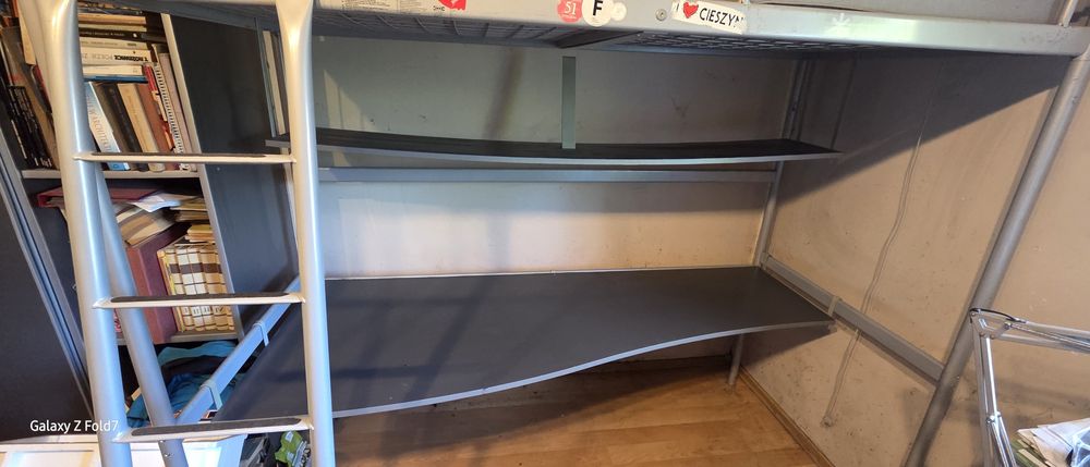 Łóżko na antresoli IKEA SVÄRTA 90x200 + BIURKO i półka | Stan BDB