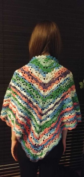 Kolorowa chusta robiona na szydełku