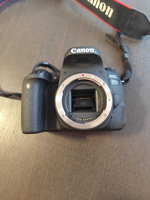 Máquina fotografica canon eos 77d + 2 objetivas (efs 18-135mm) (efs 10-18mm) + sd 64gb kingston + leitor sd