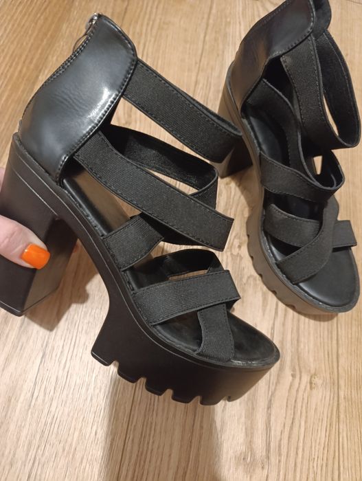 Buty na koturnie