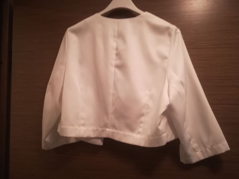 Sprzedam krotka narzutke biała bolerko