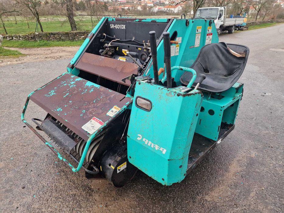 Mini enfardadeira de rolos de lagartas Takakita - Fabrico Japonês