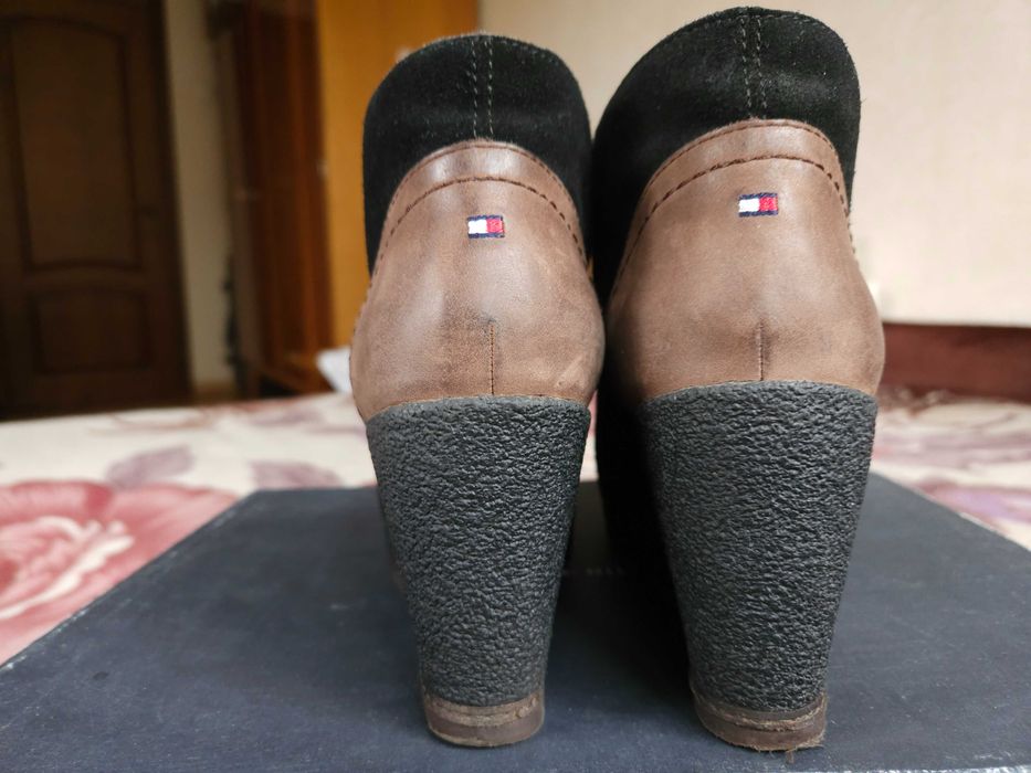 Ботільони Tommy Hilfiger з натуральної замші на танкетці, р. 39, 25 см