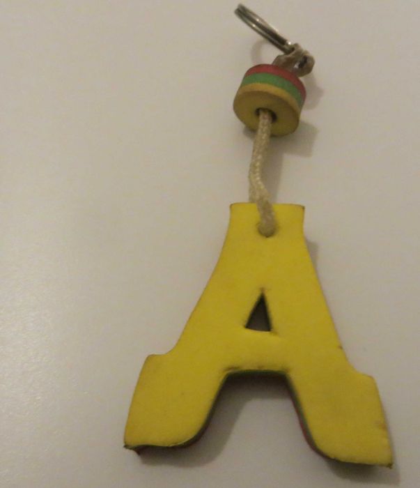 Porta chaves A de um lado Amarelo e outro Vermelho, com acab. madeira