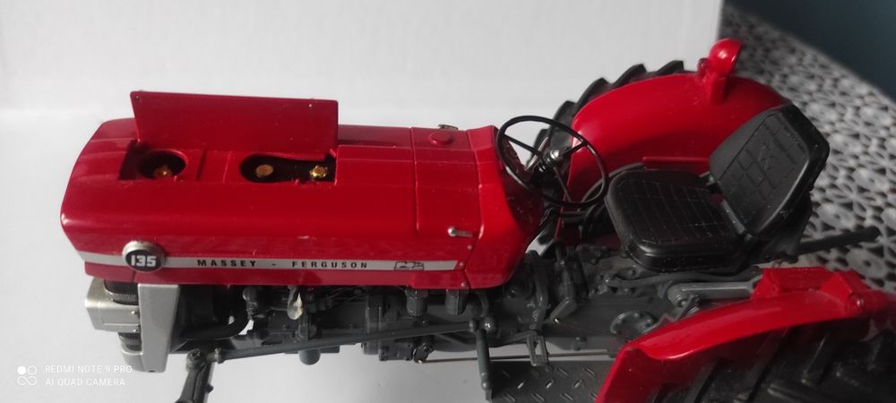 Model Universal Hobbies Massey Ferguson MF 135 skala 1 16