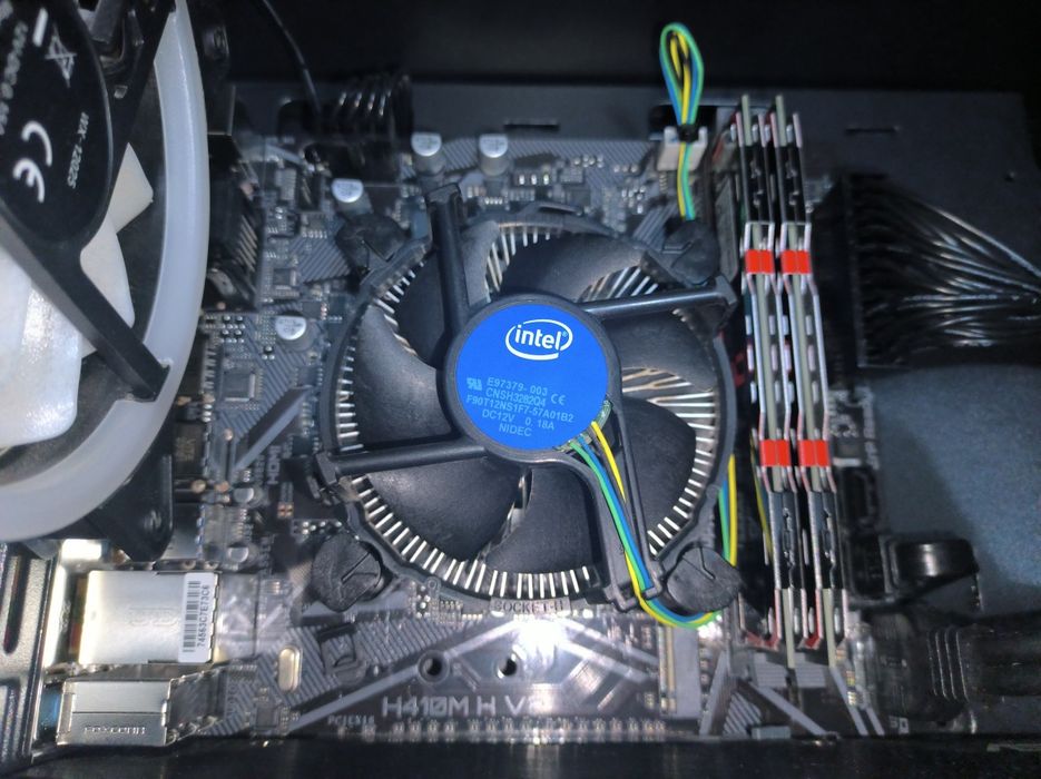 Материнська плата з процесором та оперативною пам'ятю