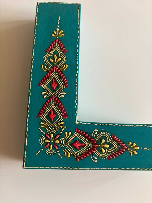 Conjunto de letras decorativas formando a palavra “LOL”