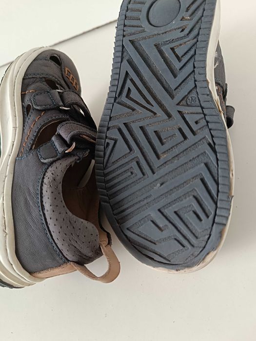 р 9 /26 сірі шкіряні закриті босоніжки сандалі на хлопчика на липучках