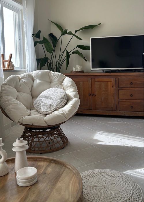 Cadeirão giratório em rattan KASA, como novo!