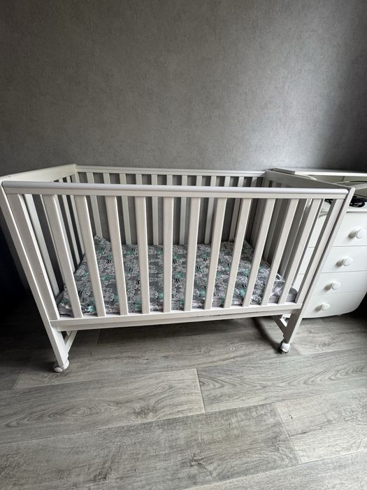 Ліжечко+ матрас + комод  Верес + кокон + мобіль + постіль+ дзеркало