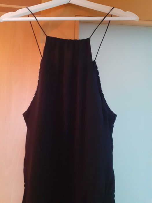 Vestido comprido com aplicação de missangas.