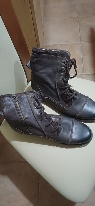 Botas em pele novas