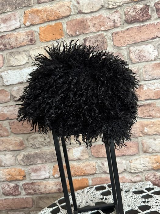 Ekstrawagancka czapka a'la lama