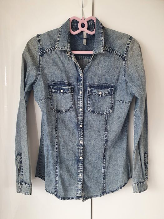 Jeansowa koszula Reserved  z ozdobnymi perłowymi guziczkami.