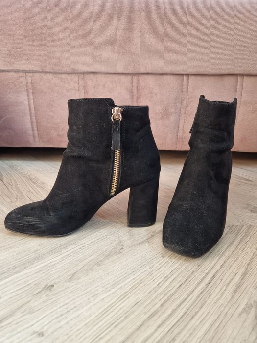 Czarne zamszowe botki na obcasie rozm. 36 Stradivarius