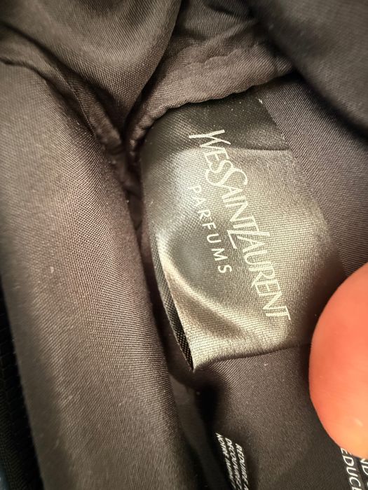 Necessaire Yves Saint Laurent, nunca usado
