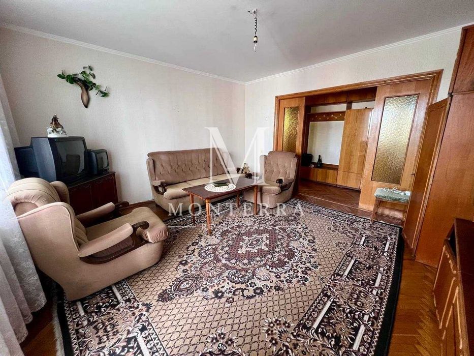 Продаж 3 кімнатної квартири в жилому стані Київ, Правий берег, вул. Стадіонна, метро Вокзальна, центр