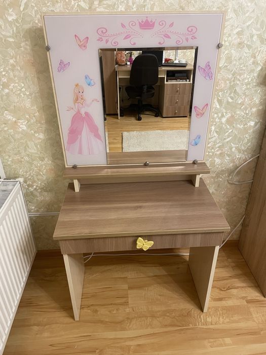 Косметичний столик для дівчинки