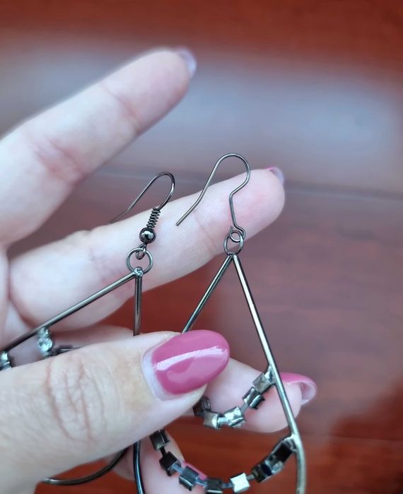 Brincos compridos cinzentos com detalhes de pedrinhas brancas