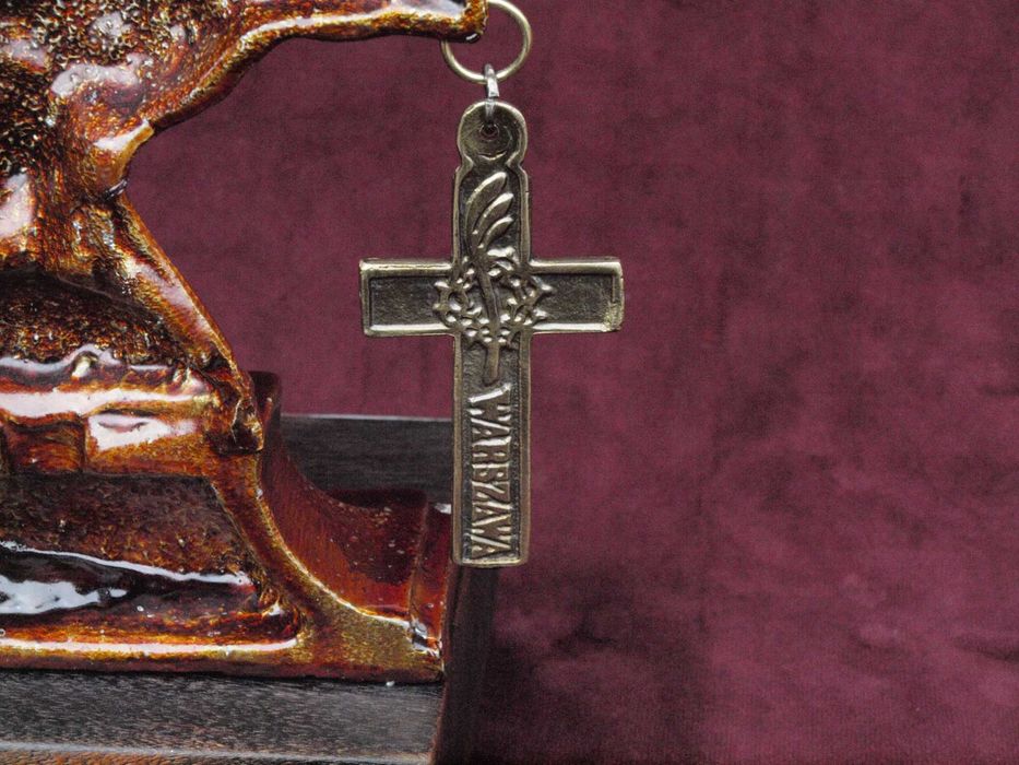 Statuetka Powstanie Styczniowe 1863, z orłem i krzyżem powstańczym