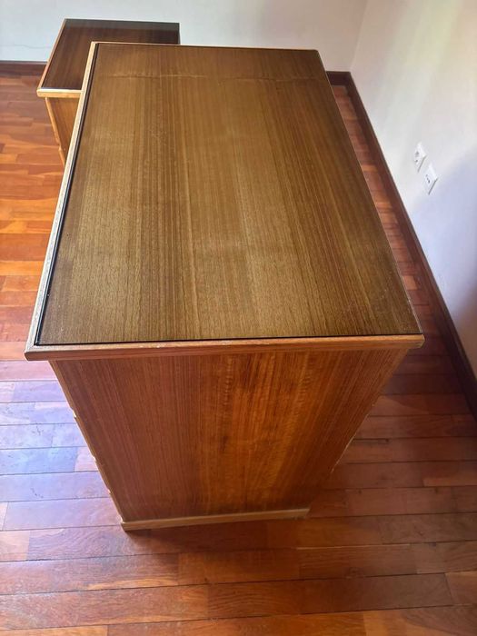 Conjunto de Quarto em Madeira Clara: Cómoda + Mesa Cabeceira (Tampos em Vidro)