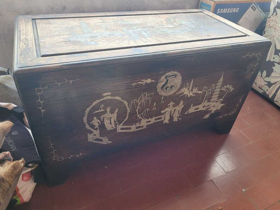 Arca de cânfora estilo oriental com decoração trabalhada
