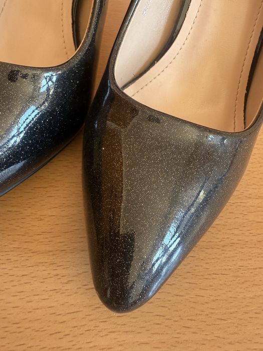 Sapatos de saltos com brilho