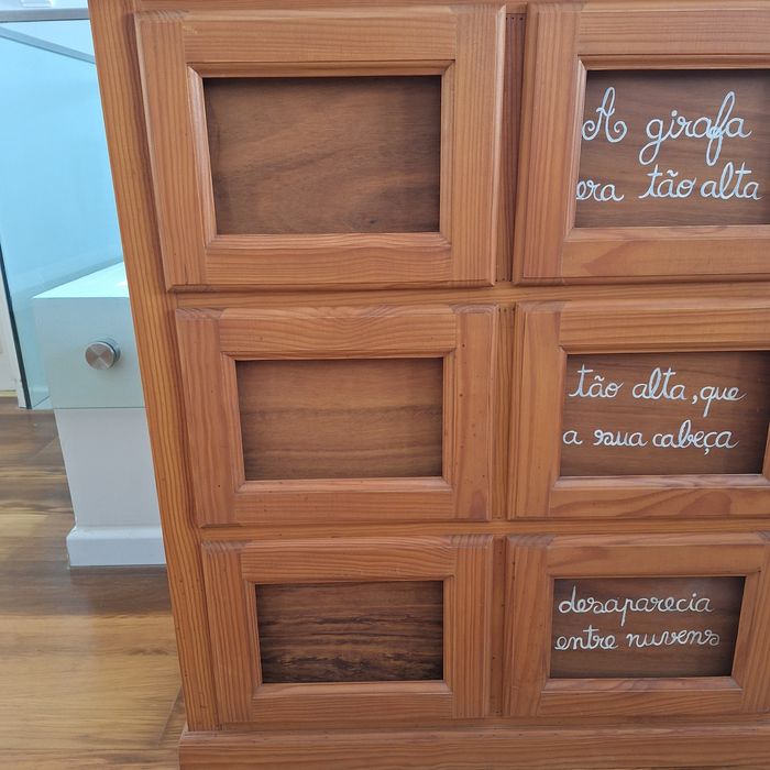 Cómoda criança  com pinturas a mão reversivel