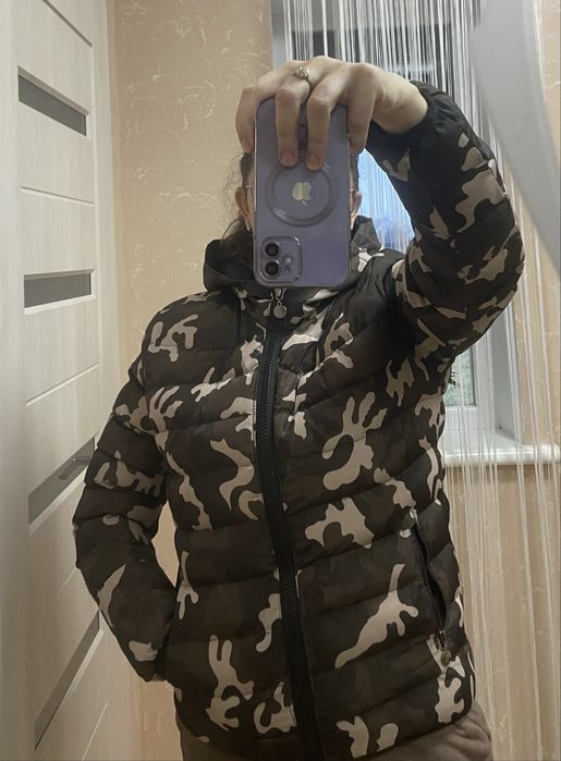 Комуфляжна, тепла, коротка жіноча куртка