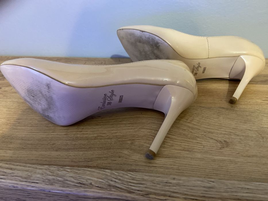 Szpilki lakierki beżowe