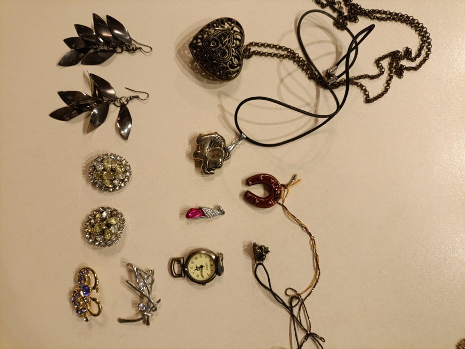 Біжутерія: буси, кольє, кліпси, браслет, брошки,