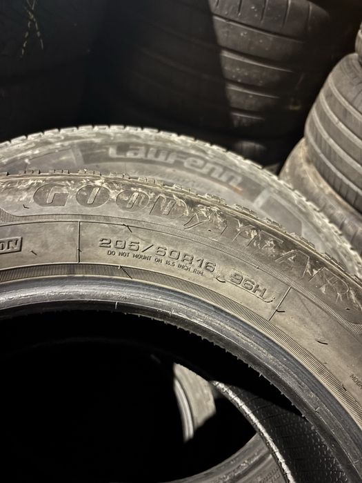 Продам комплект б/в шин Goodyear 205/60 R16.