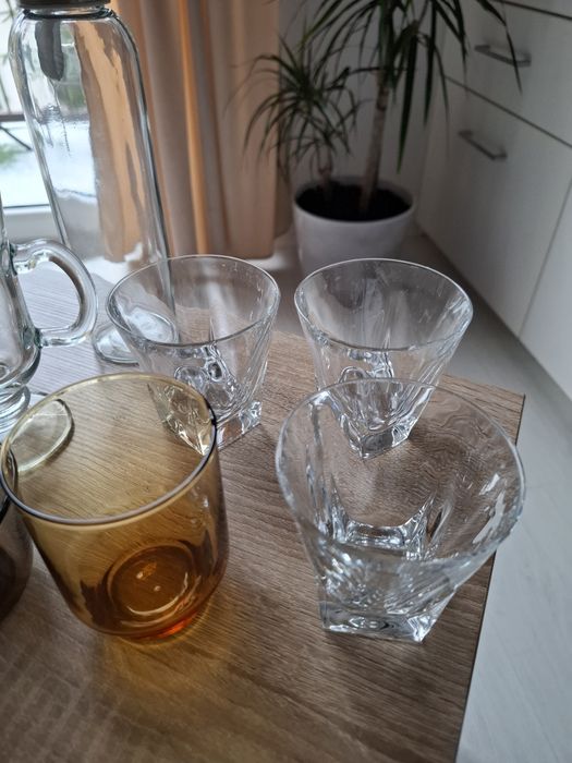 Szklane szklanki, kubki, butelka, kieliszek