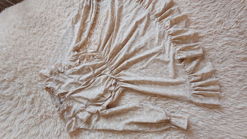 Бежева сукня в квіти