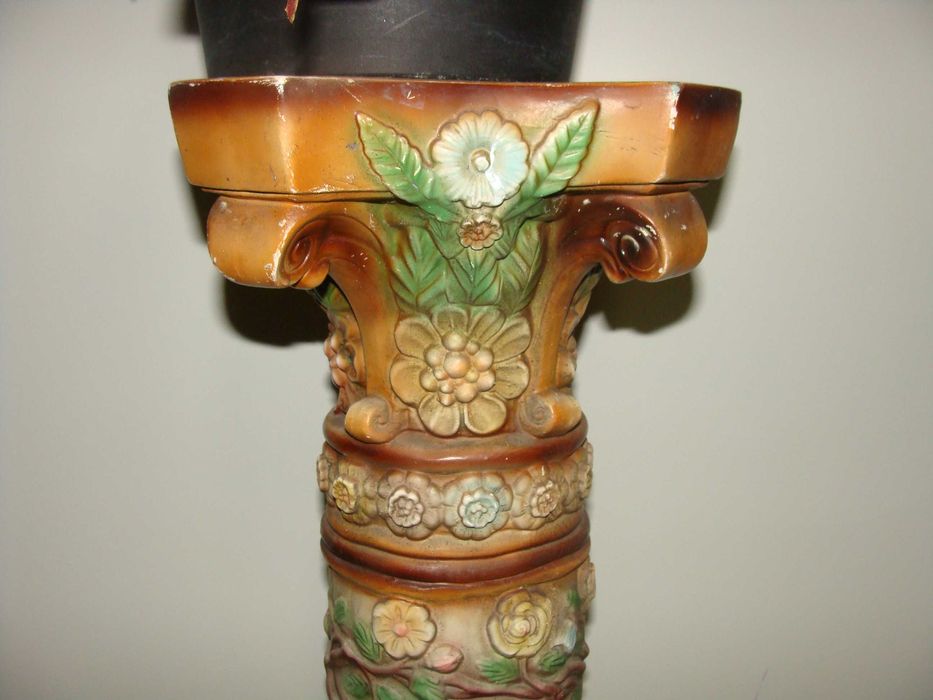 Coluna Decorativa Ornamentada de Flores