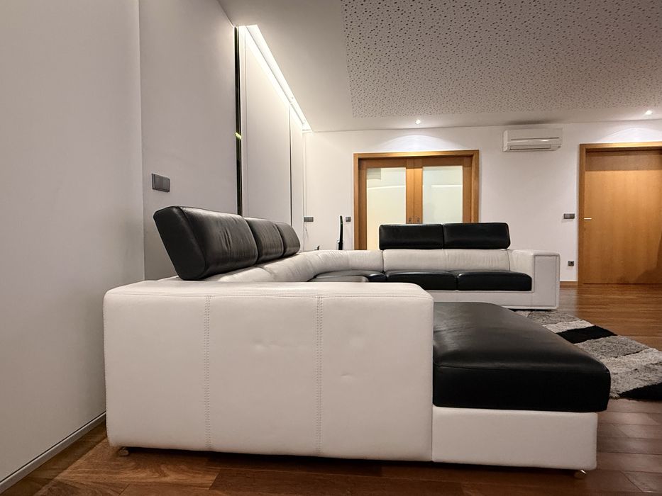 Sofá com chaise longue.