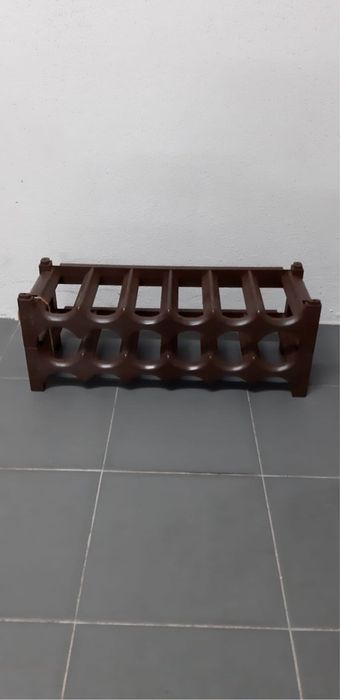 Suporte para garrafas em plastico castanho