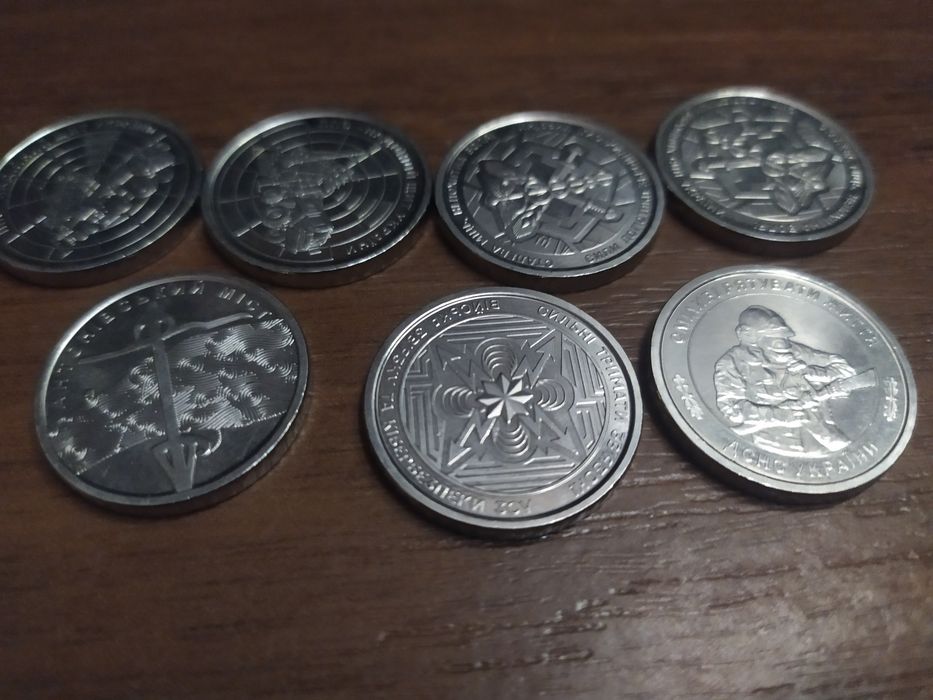 Продам монетки по 10 юань.