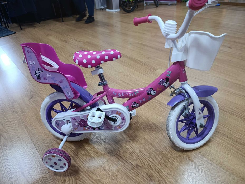 Bicicleta de menina quatro / seis  anos. Barby, como nova.