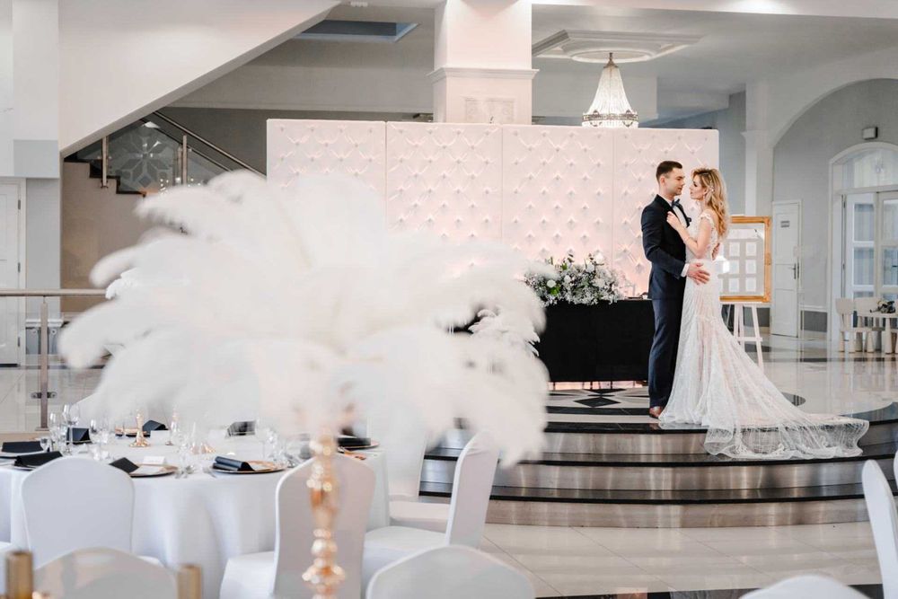 białe pióra strusie, kompozycje ze strusimi piórami