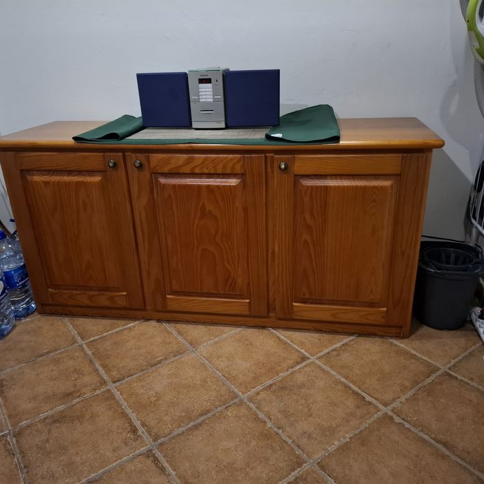 Aparador em madeira maciça de pinho