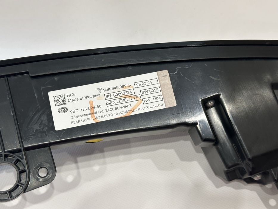 Porsche Taycan центральний фонарь бленда в наявності 9JA945082G