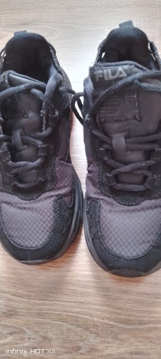 Фірмові кросівки